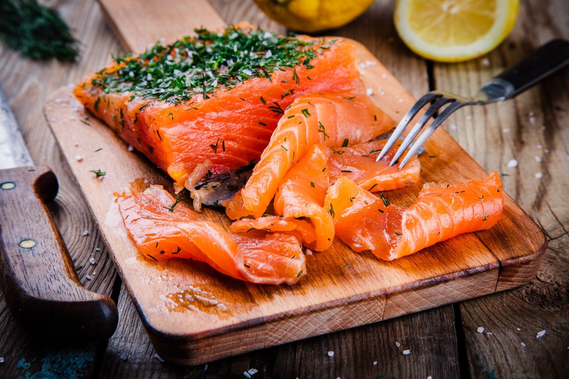 homemades gravlax with dill